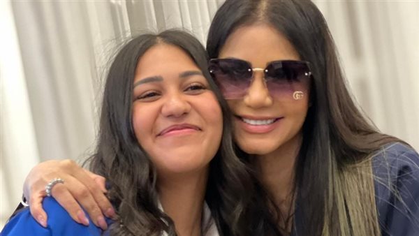 إيناس عز الدين وابنتها