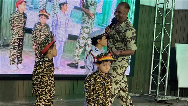 هيثم مصطفى ومعه أطفال