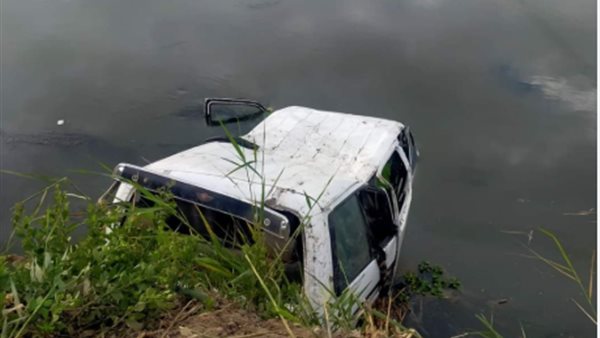 سقوط ميكروباص في