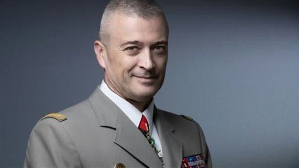 الجنرال الفرنسي يدق