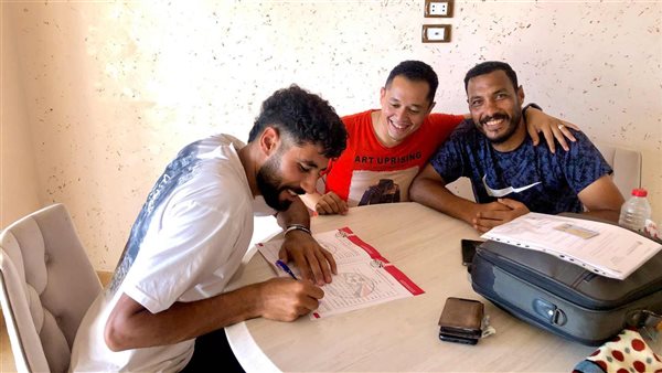 علاء متولي مع مسؤلي