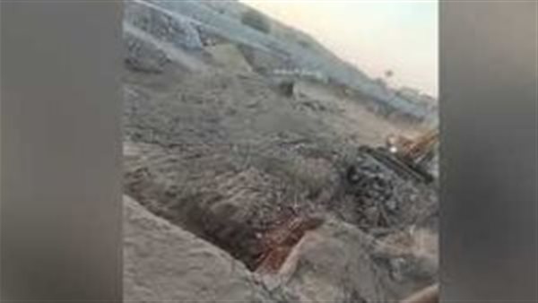 الحفر أمام الأهرامات