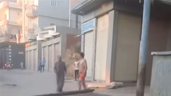 شاب يعتدي على المارة