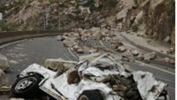 اصطدام سيارة بجبل