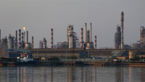 حريق في أعرق مصافي