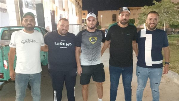 عمرو رمضان مع مسؤلي