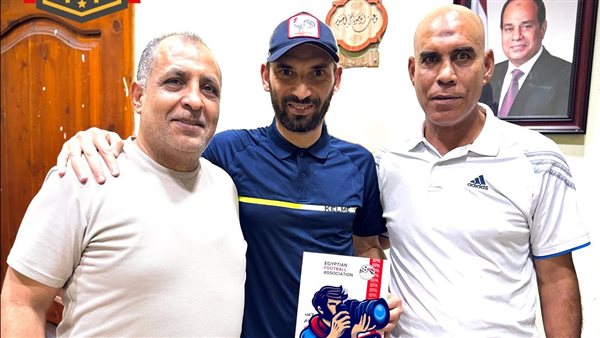 القط مع مسؤلي المرج