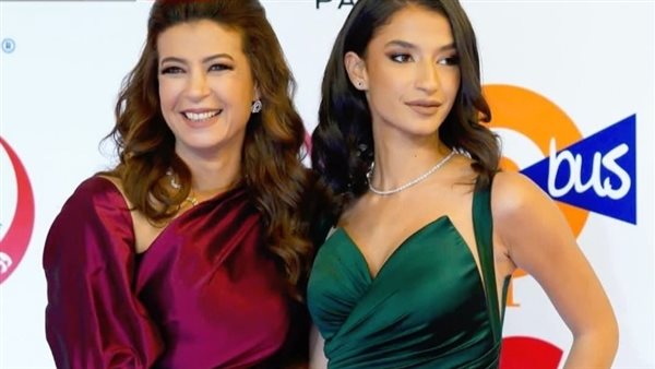 منال سلامة وابنتها