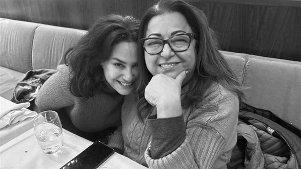 هند صبري ووالدتها