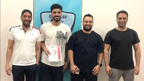 مصطفي محمود مع مسؤلي