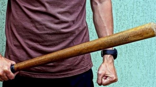 ضرب شاب بخشبة