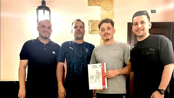 محمد كمال مع مسؤلي