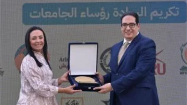 تكرم رئيس جامعة القاهرة