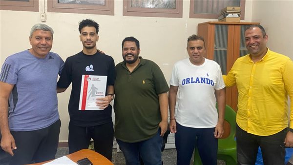 عمرو علي مع مسؤلي