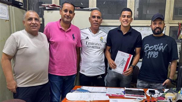 مدحت مع مسؤلي المرج