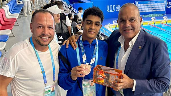 طارق حسن لاعب السباحة