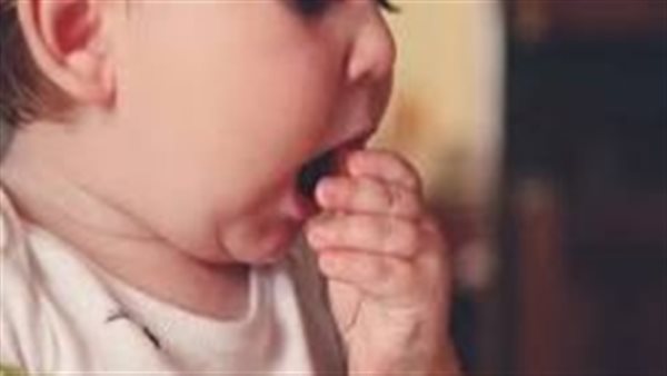 طفلة تبتلع بلية