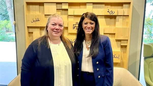 وزيرة التخطيط مع