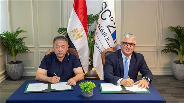 جانب من توقيع العقود