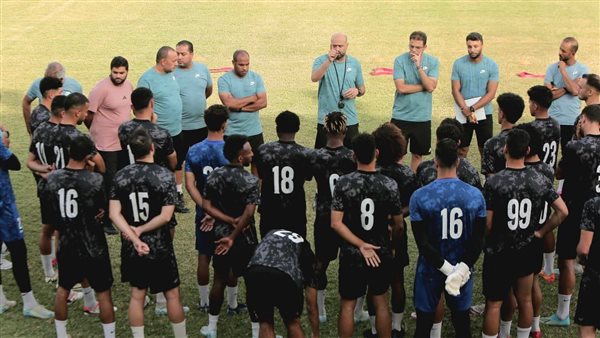 شحاته مع لاعبي الكهرباء