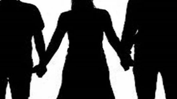 زوجة تجنع بين زوجين