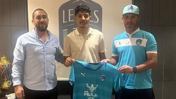 ايسي مع مسؤلي ليفيلز