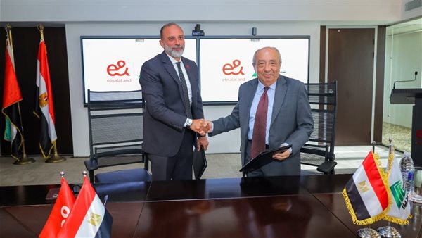 جانب من التوقيع 