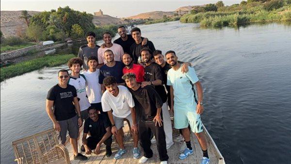 أمير مع لاعبي أسوان