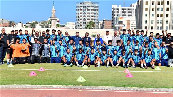 المحافظ مع فريق المنصورة