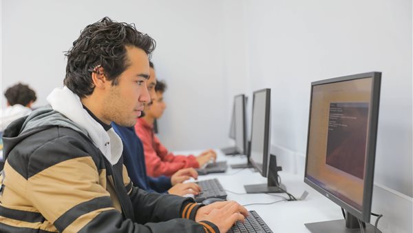 طلاب جامعة الجلالة