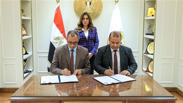 جانب من التوقيع