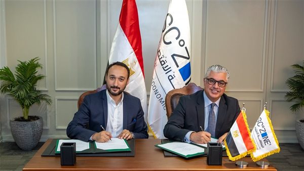 جانب من التوقيع