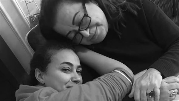 هند صبري ووالدتها