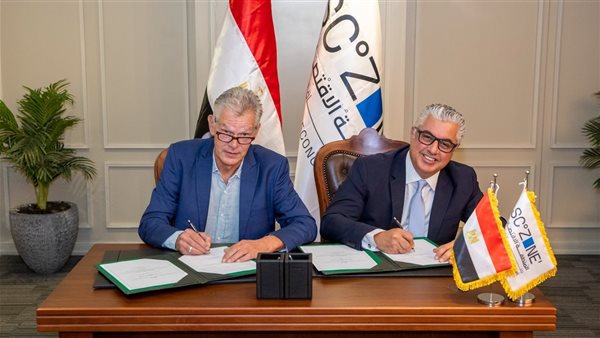 جانب من التوقيع