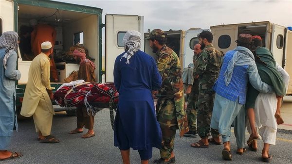 جنود يحملون ضحايا