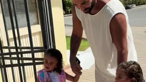 أحمد سعد رفقة بناته