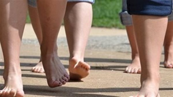 المشى حافية القدمين