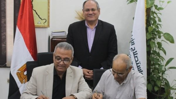 جانب من التوقيع..