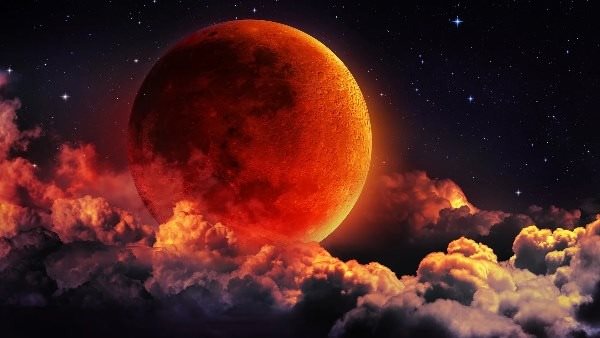 القمر الدموي