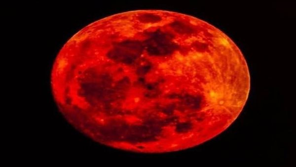 القمر الاحمر