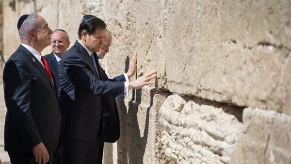 نتنياهو وربيو يصليان