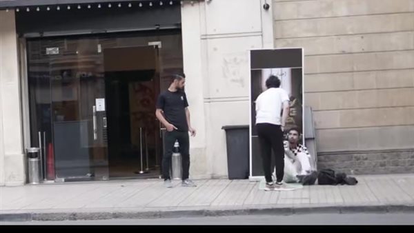 مخرج شاب يعتصم أمام