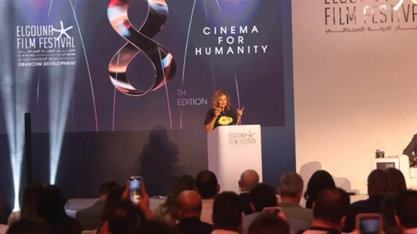 الفنانة يسرا