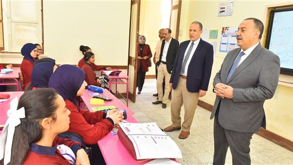 محافظ أسيوط في مدرسة