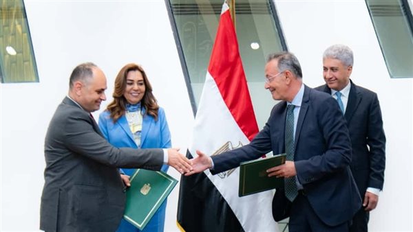 جانب من التوقيع