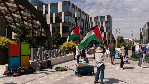 علم فلسطين بجانب