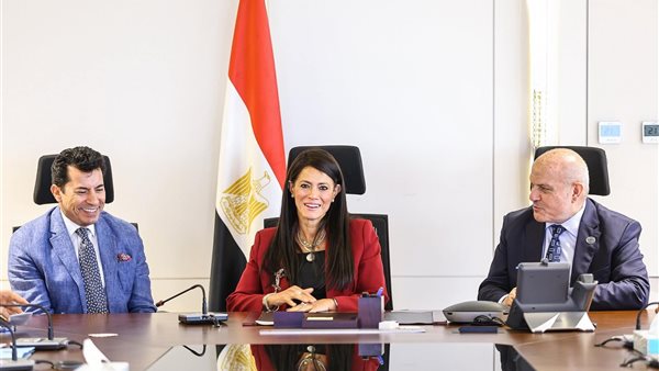 وزيرة التخطيط ووزير