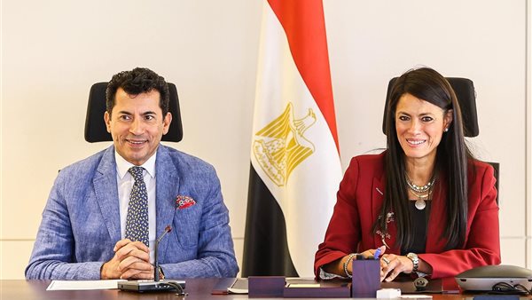 وزيرة التخطيط ووزير