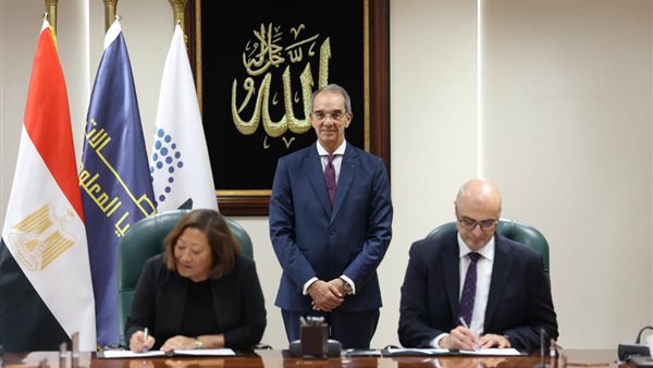 جانب من التوقيع