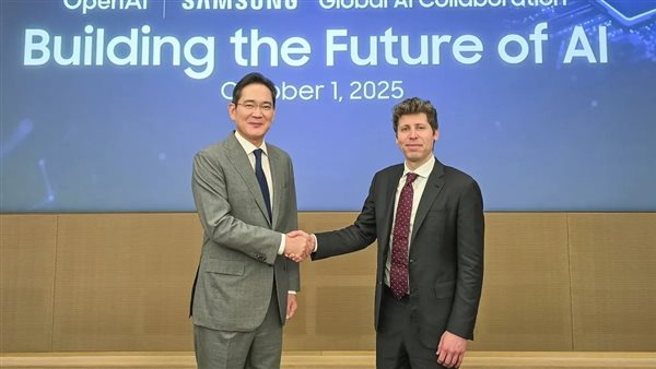 جانب من التوقيع